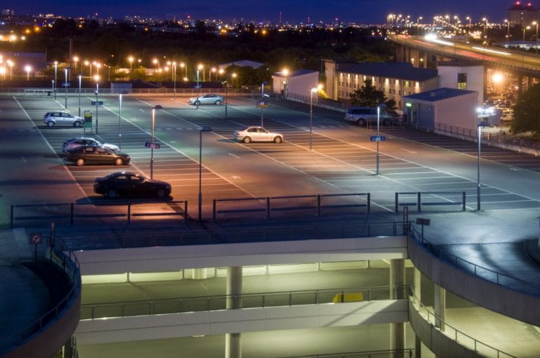 پارکینگ روشن‌شده با چراغ‌های خیابانی LED