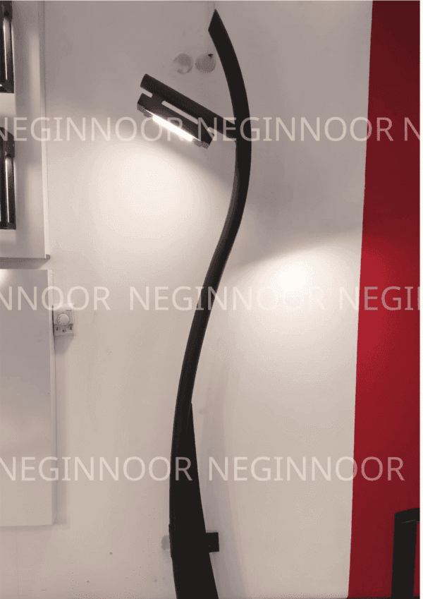 نمای نزدیک چراغ پارکی آذین یک‌طرفه با بدنه خمیده مشکی و ماژول LED، پس‌زمینه سفید و قرمز.
