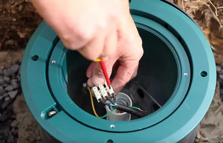 نصب چراغهای محوطه بهصورت دستی