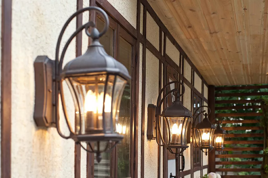 نصب چراغ های دیواری در فضای باز