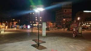 چراغ خیابانی خورشیدی که در شب یک میدان شهری را روشن میکند