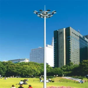 برج نوری با هد حلقهای ۳۶۰° و پروژکتورهای چندگانه در پارک شهری؛ نمونهای از High Mast برای مقاله تفاوت برج نوری دستی و برقی.