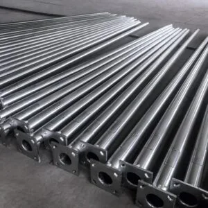 ردیفی از پایه‌های چراغ خیابانی فولادی گالوانیزهٔ گرم با بدنه مخروطی و پلیت‌های مربعی، آماده ارسال و نصب